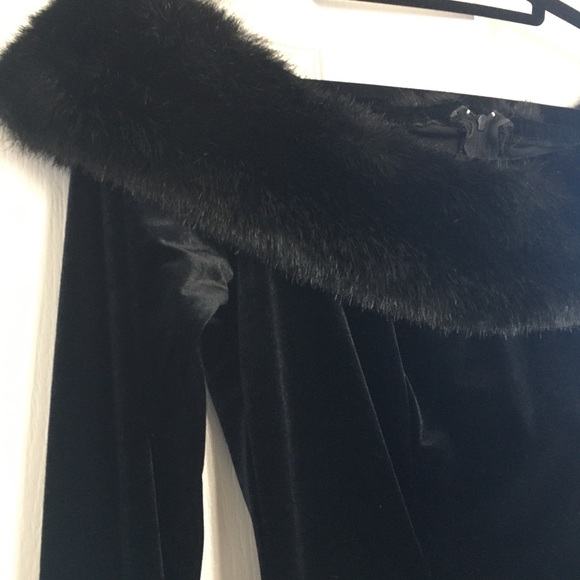 Dresses & Skirts - Women sz Medium black velvet faux fur neck & cuffs